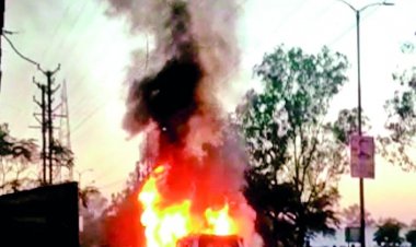 आफत: टूटे पैर का इलाज कराने आए थे, वैन में लग गई आग