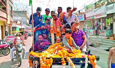 प्लंबर का बेटा मोहित बनेगा एयरमैन, 13 माह इंडियन एयरफोर्स की ट्रेनिंग लेकर लौटा तो शाजापुर वालों ने बिछा दिए पलक-पावड़़े 