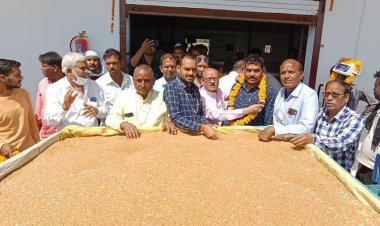शाजापुर: समर्थन मूल्य पर गेहूं खरीदी शुरू, किसान को पहनाई फूलों की माला