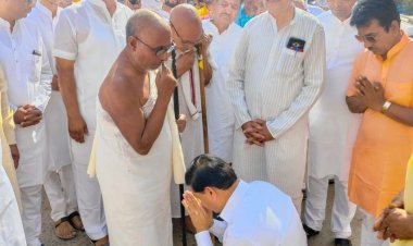 यह है शाजापुर कलेक्टर की सादगी: बीच सडक़ पर जूते उतारे और घुटनों पर बैठकर लिया संत का आशीर्वाद