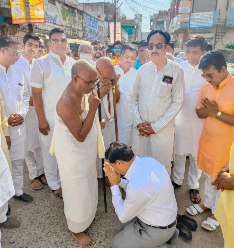 यह है शाजापुर कलेक्टर की सादगी: बीच सडक़ पर जूते उतारे और घुटनों पर बैठकर लिया संत का आशीर्वाद