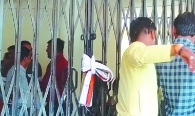 नए नगर पालिका भवन में धरना-प्रदर्शन का शुभारंभ, चैनल पर बांधा गमछा