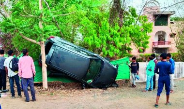 बेरछा रोड: पेड़ पर कटी पतंग की तरह कैसे उलझी ये कार