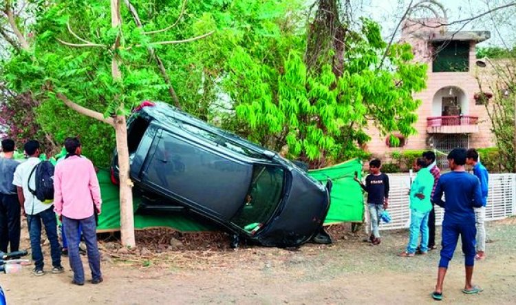 बेरछा रोड: पेड़ पर कटी पतंग की तरह कैसे उलझी ये कार