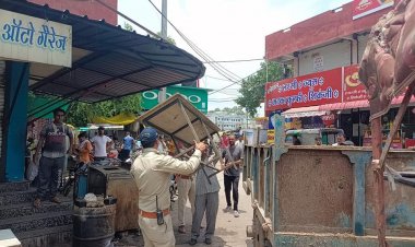 शाजापुर: भोपाल के निर्देशों के बाद जागे, होटल-दुकान के बाहर से टेबल-कुर्सी उठाकर कर दी खानापूर्ति