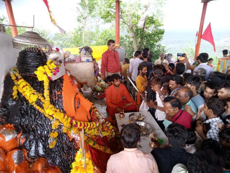 रिमझिम फुहारों और प्राकृतिक नजारों के बीच डूंगरी पर नगर कोतवाल का पूजन