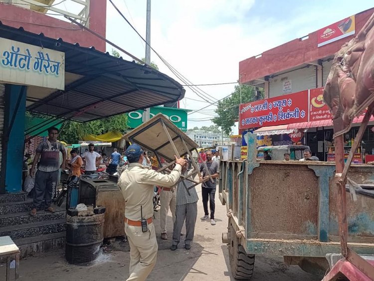 शाजापुर: भोपाल के निर्देशों के बाद जागे, होटल-दुकान के बाहर से टेबल-कुर्सी उठाकर कर दी खानापूर्ति