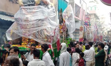 मोहर्रम:  शाजापुर में दुलदुल और बुर्राक को कांधे पर लेकर निकले युवा