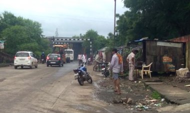 public issue: बीच बाजार मुर्गा हलाल, सडक़ से निकलना हुआ मुहाल