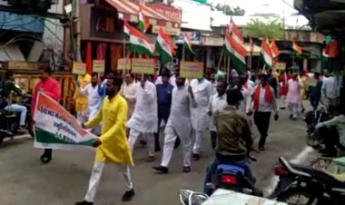 Video : ‘नमस्कार-चमत्कार’ और मोबाइल पर वार्तालाप के साथ भाजपा की ‘मौन रैली’