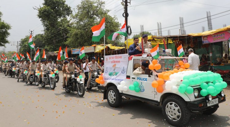 तिरंगे से दमकी खाकी, बाइक पर निकला पुलिस का काफिला