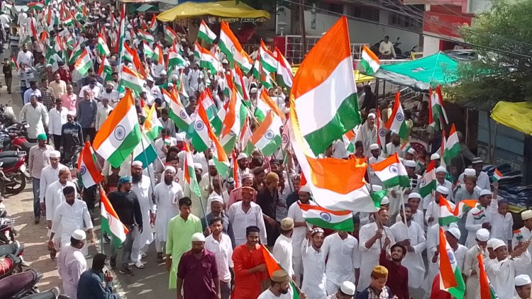Har Ghar Tiranga : शाजापुर में एक जाजम पर मुस्लिम समुदाय, हाथ में तिरंगा और जुबां पर ‘वंदे मातरम’ 