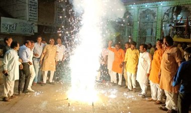 Photo Gallery: पीएम मोदी का जन्मदिन, शाजापुर नगर भाजपा ने आजाद चौक में की आतिशबाजी