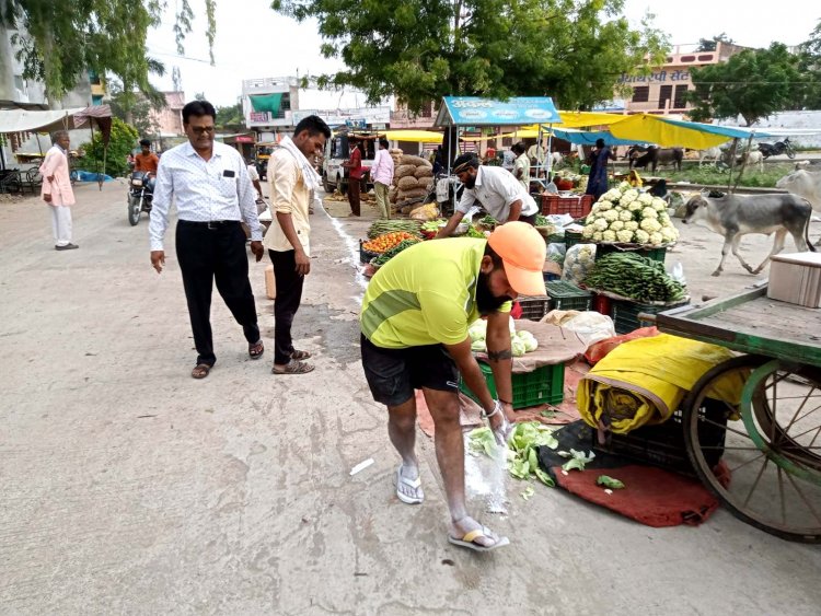 SHAJAPUR : नगर पालिका ने हाट में बनाई चूने की ‘बॉर्डर’