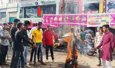 ‘कुर्सी’ ने मचाया बवाल: अखंड हिंदू सेना ने जलाया सभापति का पुतला, मांगी बर्खास्तगी  