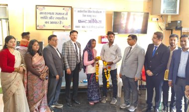 न्यायाधीशगण के समक्ष एक दूसरे को माला पहनाकर हमेशा साथ रहने की खाई क़सम 