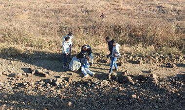 चलते चलते पलट गया डंफर चालक घायल