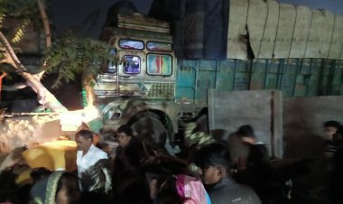 झोपड़ी में घुसा अनियंत्रित ट्रक, पास में सो रहा परिवार बाल बाल बचा