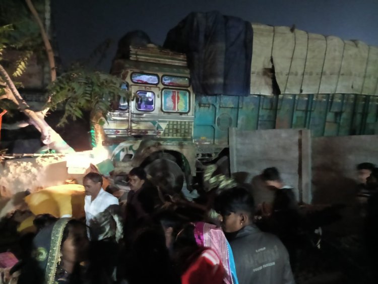 झोपड़ी में घुसा अनियंत्रित ट्रक, पास में सो रहा परिवार बाल बाल बचा