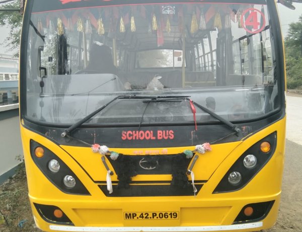 ब्राइट फ्यूचर स्कूल बस ड्राइवर को एकदम चक्कर आने से बस डिवाइडर पर चडी