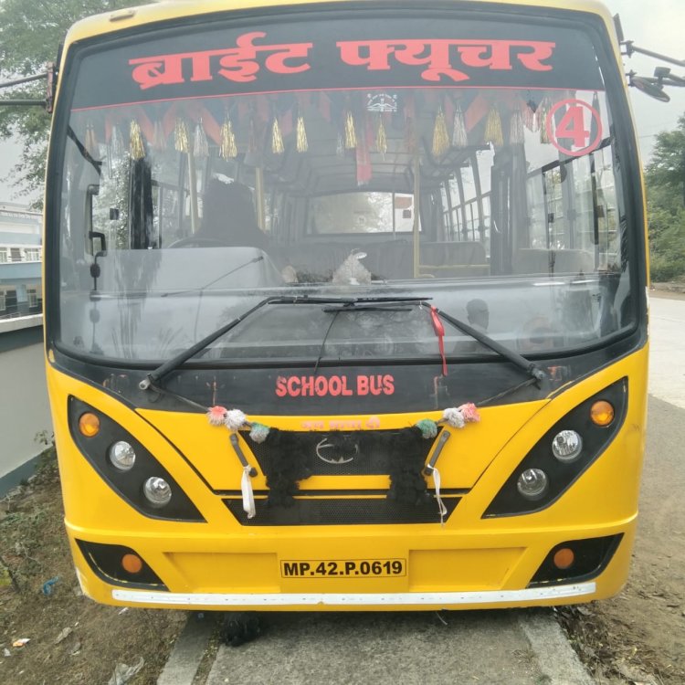 ब्राइट फ्यूचर स्कूल बस ड्राइवर को एकदम चक्कर आने से बस डिवाइडर पर चडी