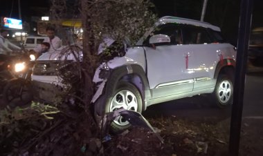 अनियंत्रित होकर विद्युत पोल से टकराई कार कोई हताहत नहीं