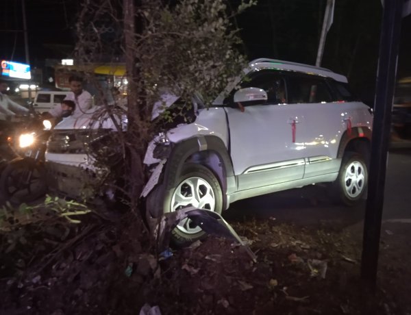 अनियंत्रित होकर विद्युत पोल से टकराई कार कोई हताहत नहीं