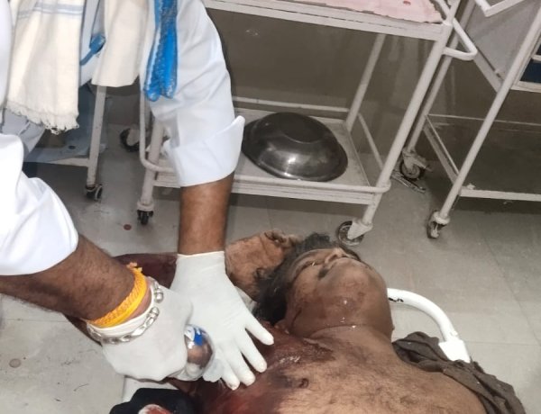 अभयपुर मंदिर के पास NH 52 पर ट्रक पलटा ड्राइवर गम्भीर घायल