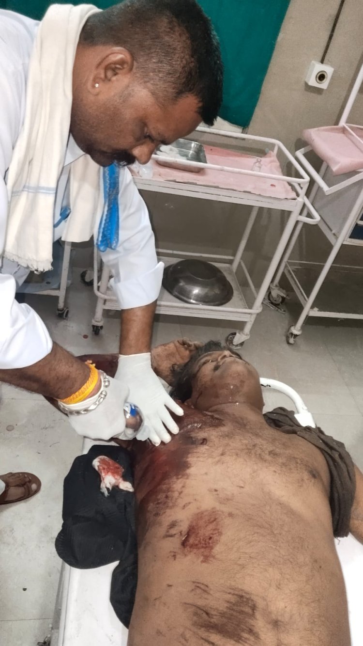 अभयपुर मंदिर के पास NH 52 पर ट्रक पलटा ड्राइवर गम्भीर घायल