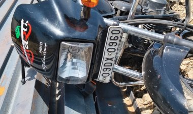 बेकाबू हुई बाइक, लोहे के पोल से जा टकराई; तीन युवक घायल
