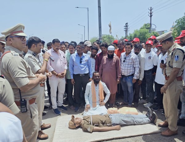 सड़क हादसों में जीवन बचाने का मंत्र: ग्रामीणों को दिया सीपीआर प्रशिक्षण