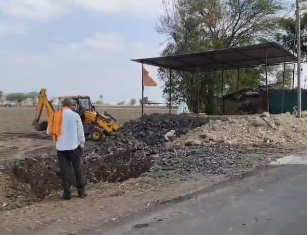 खेत मालिक ने तोड़ा चबूतरा, ग्रामीणों में आक्रोश