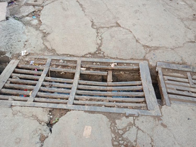 मोहर्रम से पहले वार्ड क्रमांक 10 में टूटी नाली की जाली बनी हादसे का कारण